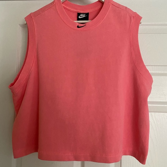 Nike Tops - NWT Women’s Cropped Nike Tank Top Size XXL